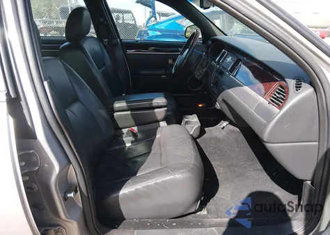 2010 Lincoln Town Car Signature Limited from USA, damaged, VIN 2LNBL8CV2AX627982